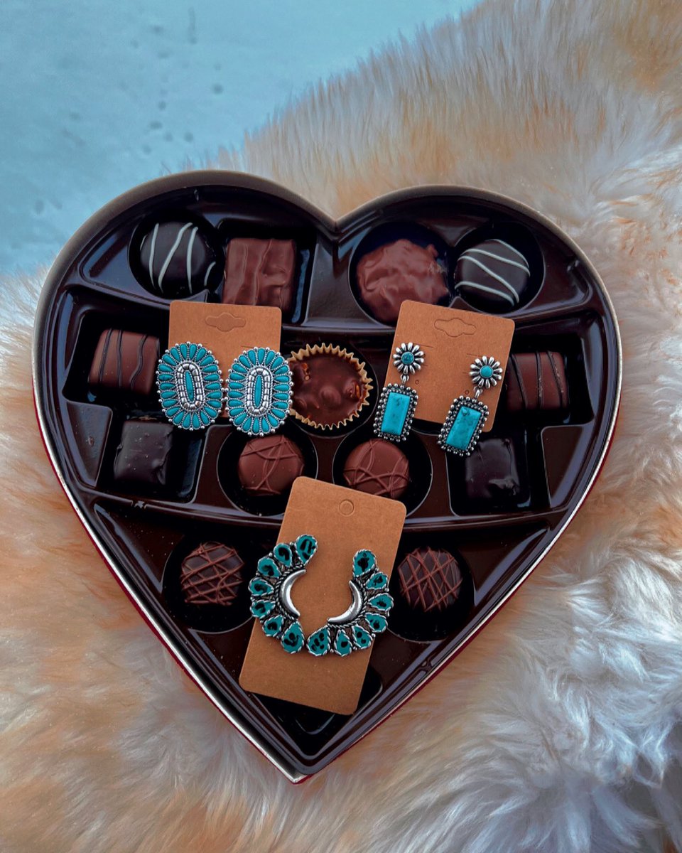 HiDesertVaquera's tweet photo. Turquoise Earrings &amp; Chocolate 🥰😍❤️
https://t.co/MRdpxLIXC6 https://t.co/ygrgBoRun4