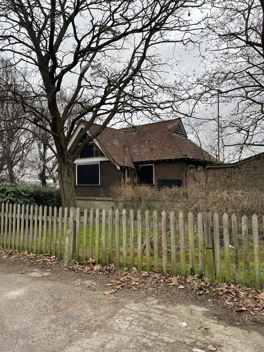 deadbogs's tweet photo. 3. Blackheath Common x Charlton Way, SE3 | b. ?, d. ?. https://t.co/ywKliKlB7J