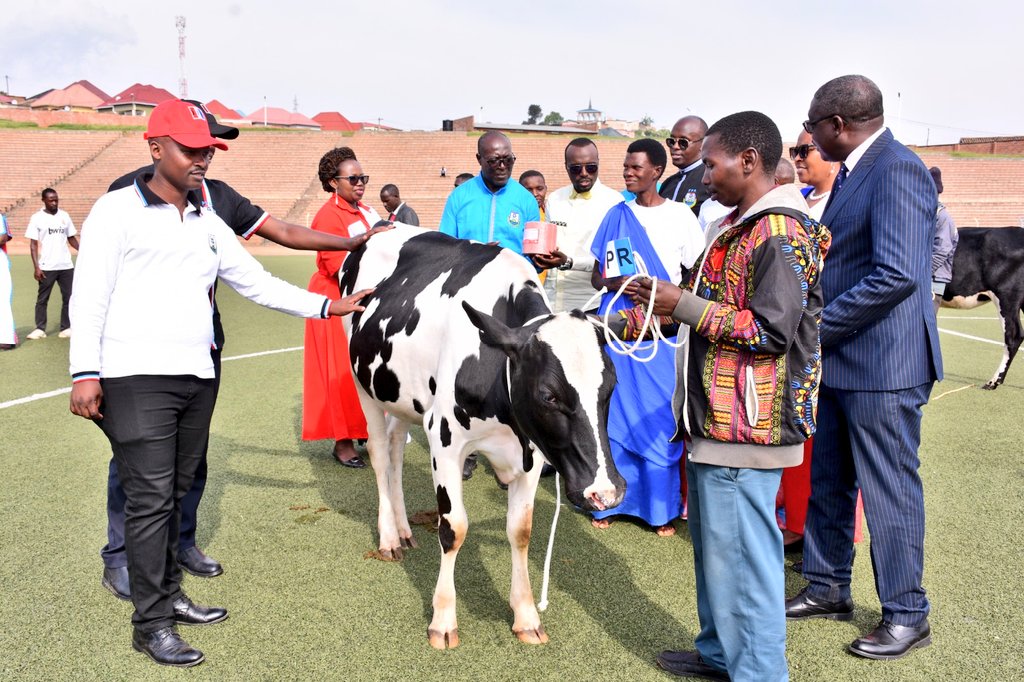RPF_MUHANGA's tweet photo. #MUHANGA: Ibirori byo kwizihiza isabukuru y'imyaka 35 umuryango RPF-Inkotanyi umaze ubayeho, byaranzwe n'ibikorwa bitandukanye birimo no koroza imiryango itishoboye, kuremera imiryango ibikoresho bitandukanye ndetse n'ubusabane. #RPF35 @rpfinkotanyi @RPF_South https://t.co/6oOytqyxMw