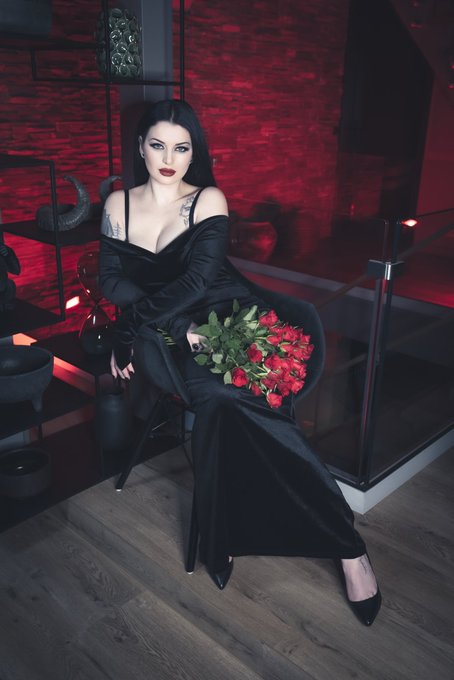 First HD sneak peak from my Morticia Addams set… ? https://t.co/CSvOzskTBh