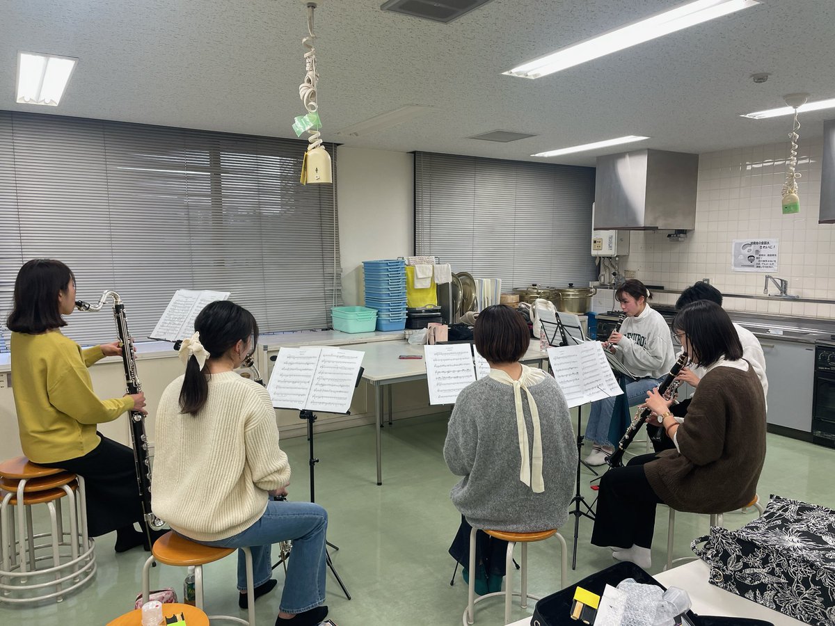 Cl_ChamberOrch's tweet photo. 合同練習の前に、、
アンサンブルの練習も行いました！✨

第2部に合同クワイヤー(全員合奏)を行うのに対して、第1部には小編成アンサンブルを行います🎈
当日は様々な編成でたくさんの曲を演奏する予定です！

どんな曲をやるのでしょうね…🤔💭
みなさま当日までお楽しみに！です！🥰 https://t.co/ENSfkoA0mN