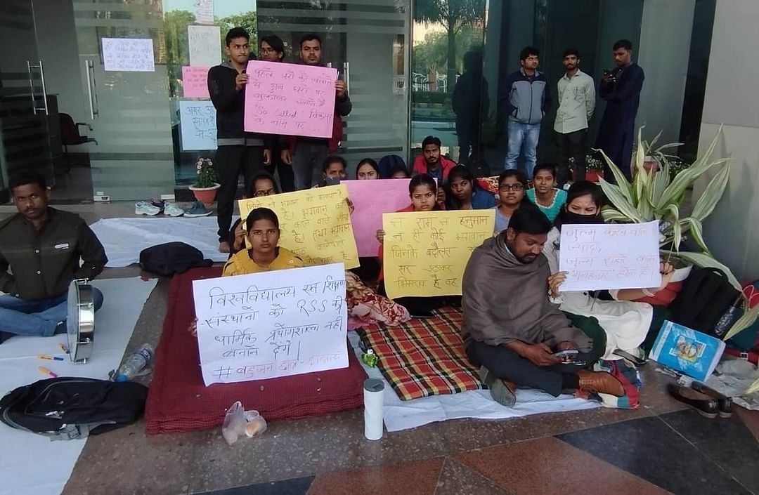 The 8-day demonstration staged by the Dalit pupils of Babasaheb Bhimrao Ambedkar University was terminated in the late hours of Friday. The protesting students plan to present their demands to President Draupadi Murmu. Read Full Report in Thread 🧵: 1/N twitter.com/i/spaces/1eaJb…