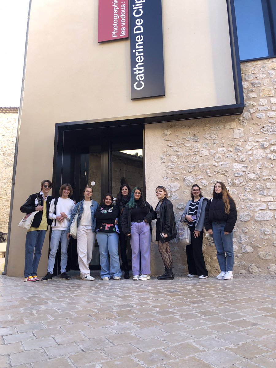 JenniferPoinso1's tweet photo. Découverte de l’exposition « Photographier les Vodous » au centre de la photographie de Mougins avec les élèves de terminales option art et questionner en quoi la scénographie peut servir les intentions de l’artiste. @villedemougins @CroisonnierH @LgtSVeil https://t.co/VEo7oBjqHW
