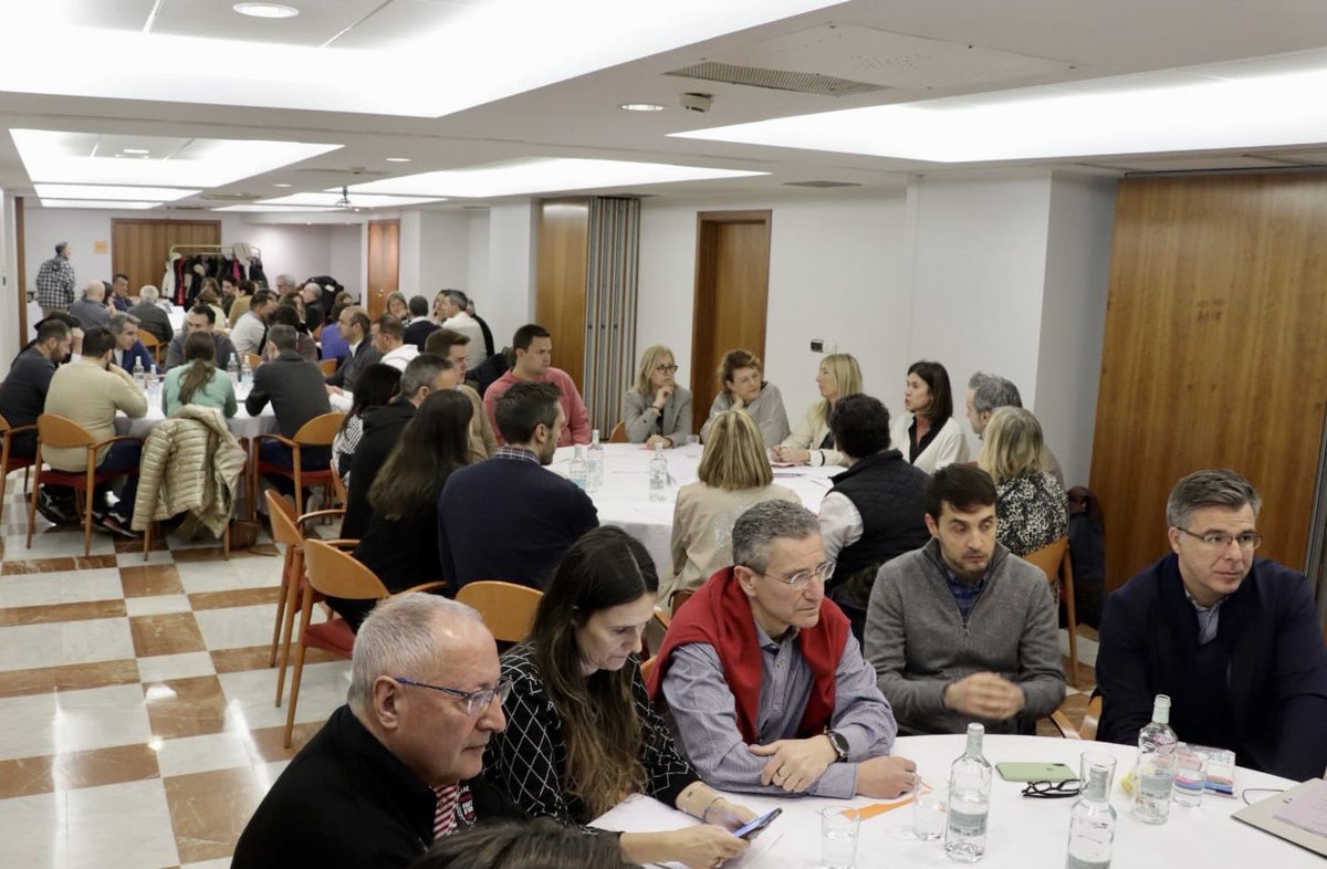 🟠 Un centenar de persones han participat en la jornada de treball organitzada per <a href="/Democrates_and/">DEMÒCRATES</a> per recollir les propostes i les idees d’afiliats, simpatitzants i amics, que s’inclouran en el programa electoral. (1/3)