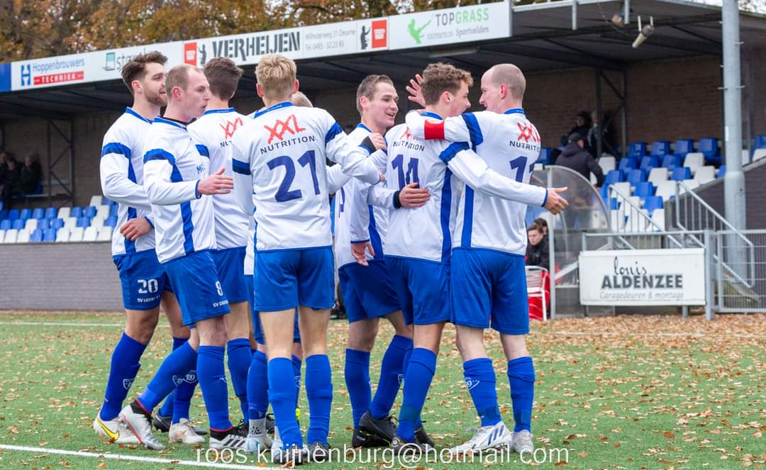 Halverwege het seizoen, plek 11 met 12 uit 13. Redelijke start, zware reeks daarna met aardig herstel richting de winter. Gelukkig een goede herstart nu met 4 uit 2 (punt Volharding, winst SC Susteren). Veel vertrouwen dat de 2e helft meer punten op gaat leveren! #SVDeurne 🔵⚪️