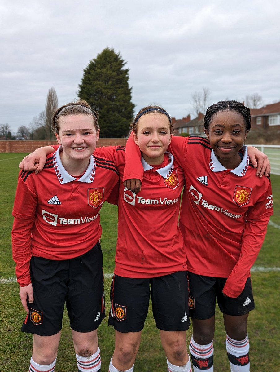 carlmiles07's tweet image. Katie and chums. Victory against Liverpool to win the U14s league title. ⚽🥇