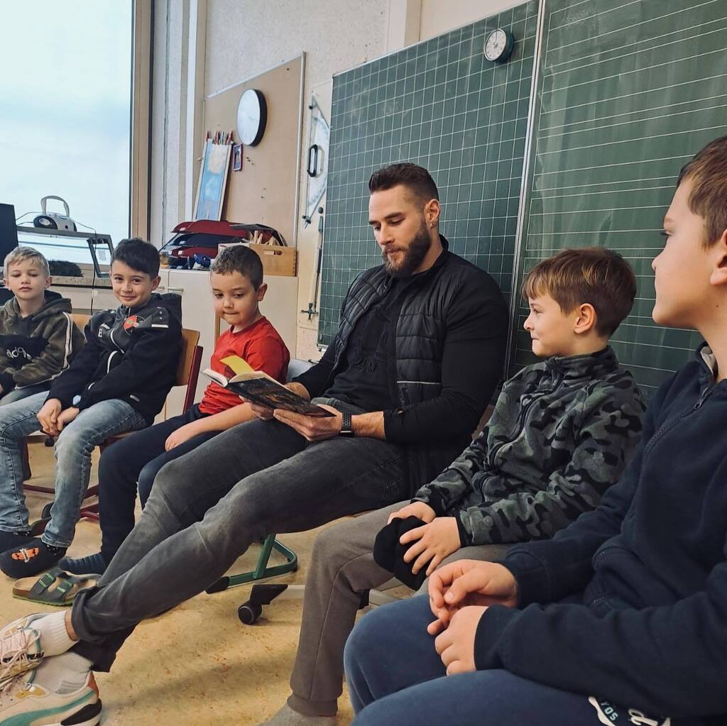 Reading to elementary school kids, haven't been this nervous in a while. 🤓 #VetterWurf #mission100 #startdreaming #neverstop #training #athlete #throwing #javelin #Speerwurf #trackandfield #gym #javelinthrow #leichtathletik #spitzensportbundeswehr #f… instagr.am/p/CoPq3suoAgv/