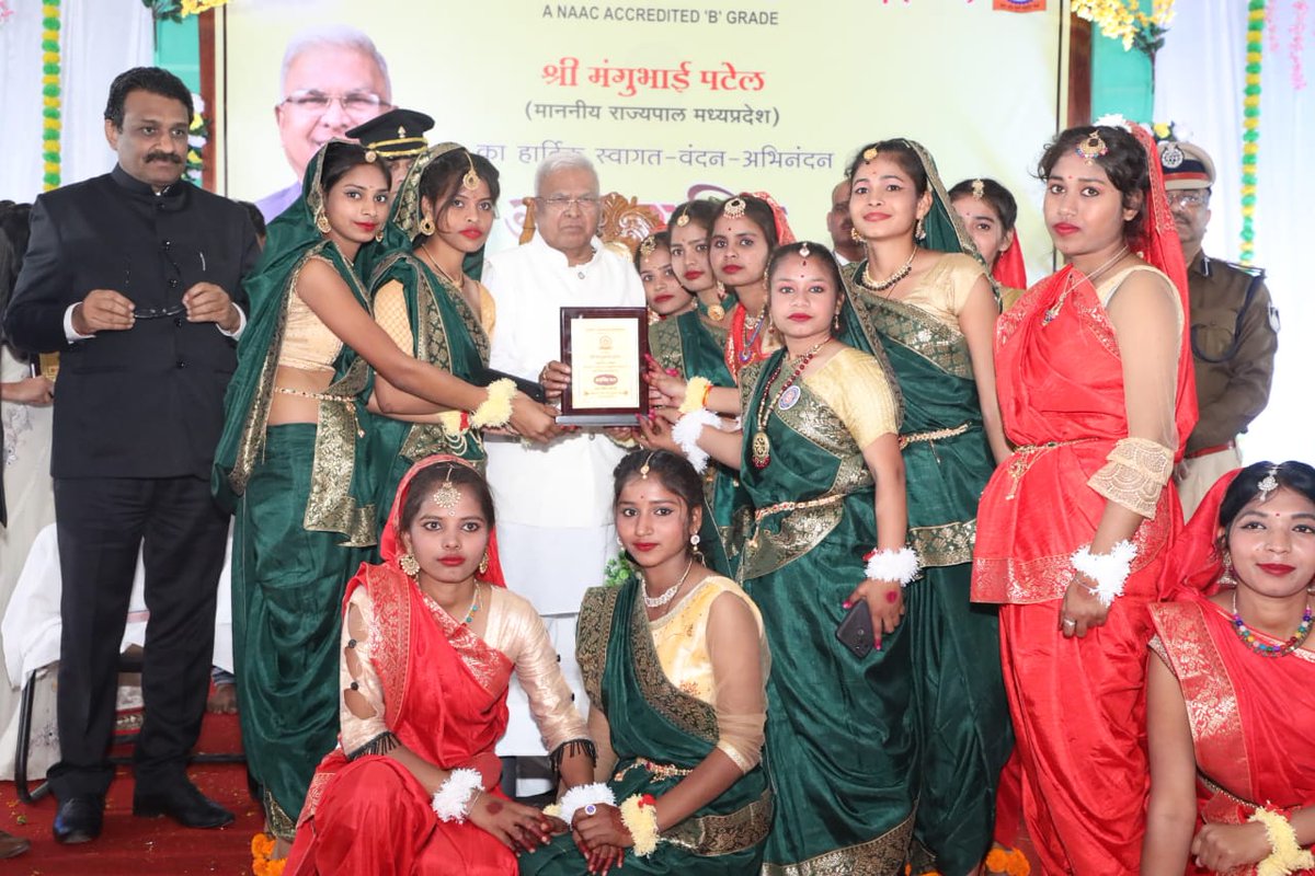 TikamgarhC's tweet photo. सभी विद्यार्थी शिक्षा को ध्येय बनाकर हासिल करें और अपने माता-पिता की अपेक्षाओं पर खरा उतरें: महामहिम राज्यपाल श्री मंगुभाई पटेल
-‐--
शासकीय स्नात्कोत्तर महाविद्यालय टीकमगढ़ में छात्र-छात्राओं से महामहिम राज्यपाल ने किया संवाद
#JansamparkMP 

R.M.:https://t.co/xmcEkSEIjX https://t.co/FcM7eSPGyz