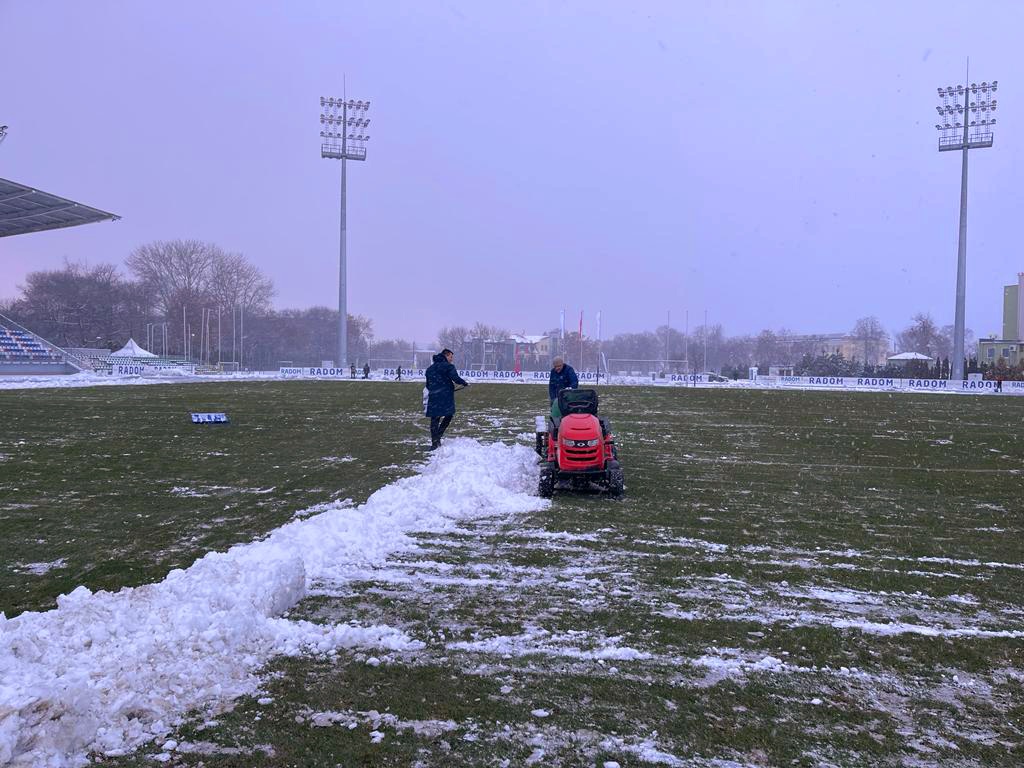 Pracownicy i współpracownicy Klubu oraz pracownicy MOSiR od rana przygotowują boisko przy Narutowicza, aby było ono gotowe na jutrzejszy mecz ze Stalą Mielec! 🤝

BILETY ➡️ sklep.mosirradom.pl/kasa/stadion/