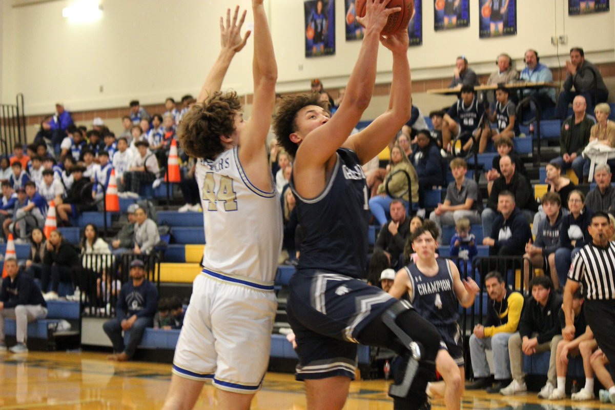 boys_champion's tweet photo. Senior Dakarai Hodge has been a scoring machine on the road, adding a 21 point performance last night against Smithson Valley to his tremendous 28 point game at Kerrville last week.  60% from the 3-point line last night.  Solid as a rock on defense. Great senior leadership.  4:1 https://t.co/PFusOnMn5s