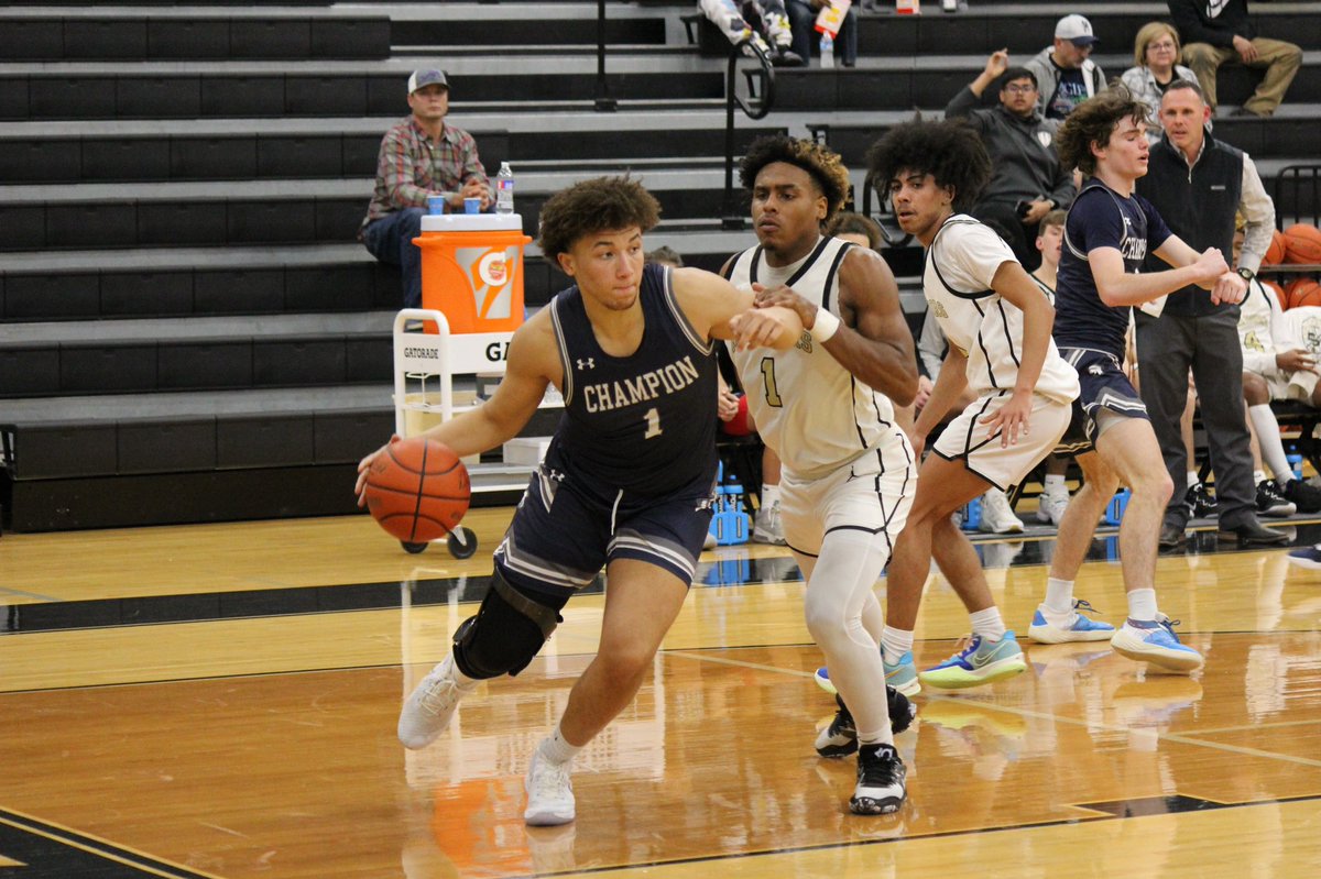 Senior Dakarai Hodge has been a scoring machine on the road, adding a 21 point performance last night against Smithson Valley to his tremendous 28 point game at Kerrville last week.  60% from the 3-point line last night.  Solid as a rock on defense. Great senior leadership.  4:1