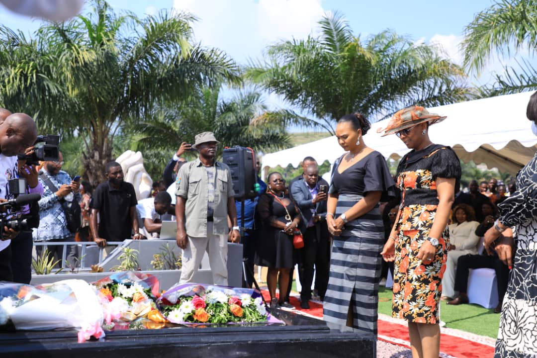 JeanPierreKAYE1's tweet photo. #RDC Tshala Muana: un monument funéraire digne de la Reine de Mutuashi.  Unr pierre tombale réalisée avec grands soins par des professionnels et dévoilée ce samedi en présence de @KabilaOlive qui a financé depuis le début, les "obsèques princières" de Mamu Nationale. https://t.co/LbE4os0EoZ