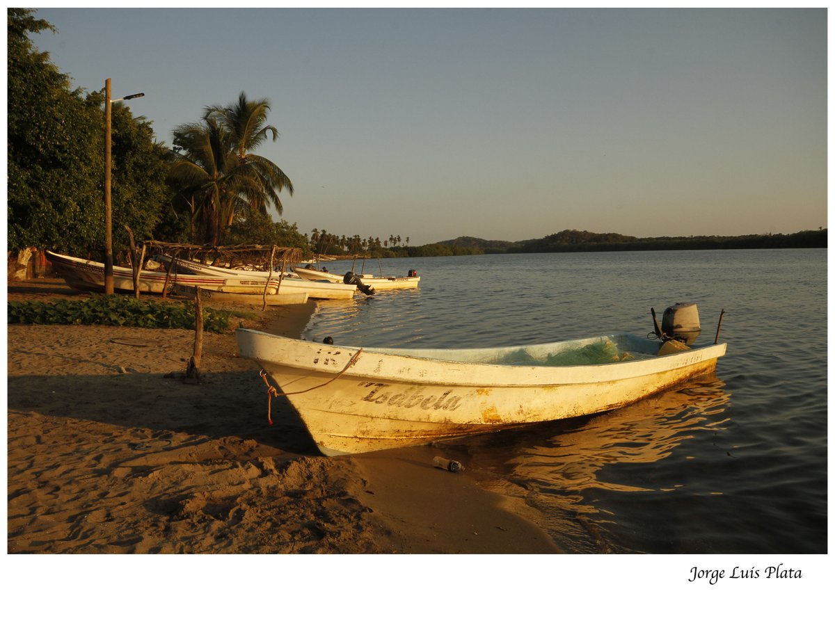 jlplatafoto's tweet photo. Hice una serie de pescadores y sus lanchas con las que salen diariamente en Playa Corralero,  Pinotepa Nacional un lugar hermoso con gente muy amable y trabajadora. 
De esos lugares que no debemos dejar de visitar para apreciar lo que tenemos en nuestro bello estado de Oaxaca. https://t.co/jfU4okBXrQ