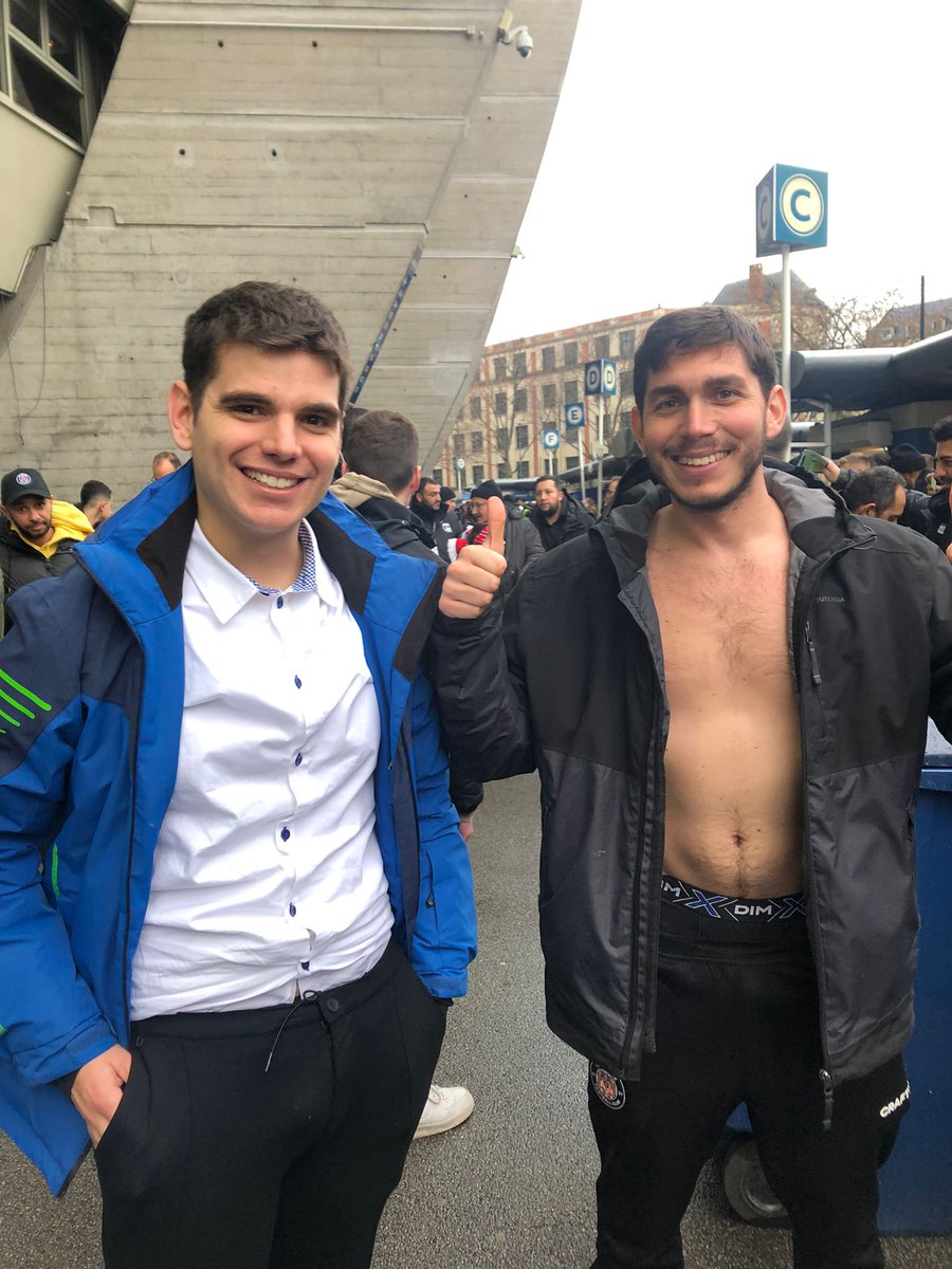 ClementROUGET's tweet photo. ''Par contre, il va falloir enlever vos maillots du TFC, et les mettre en consigne.
- C'est une blague, hein ?
Non, non, on est très sérieux.''

Vous avez pas honte @PSG_inside @LFPfr ?

Bon ben. #PSGTFC https://t.co/QvAuPq3dpp