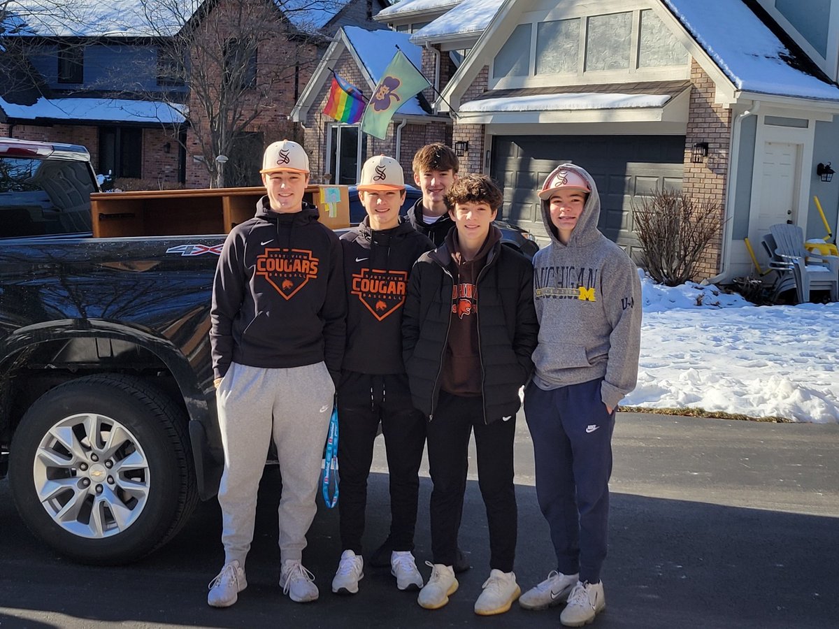 southviewcougar's tweet photo. ⚾️@SylvaniaSouthv1 helping out in the community this morning.⚾️ 💪💪
#CougsUp https://t.co/UHJfVWEVV1