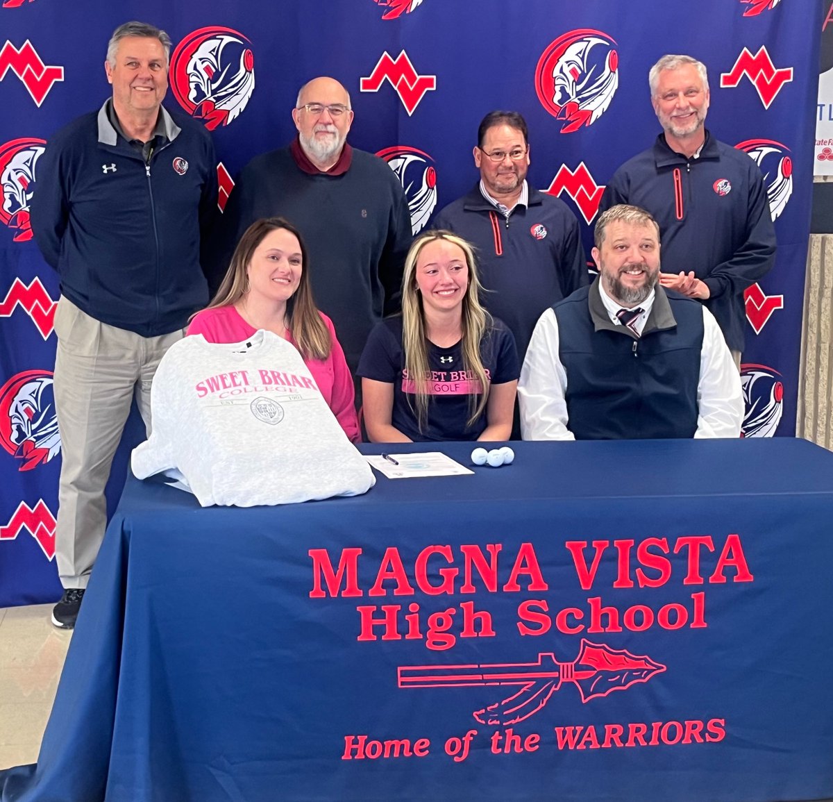 BulletinSport's tweet image. Magna Vista High School senior Kailei Minter committed on Friday to continue her golf career at Sweet Briar College in the fall.

Minter is the first female golfer from Magna Vista to commit to play at the college level.