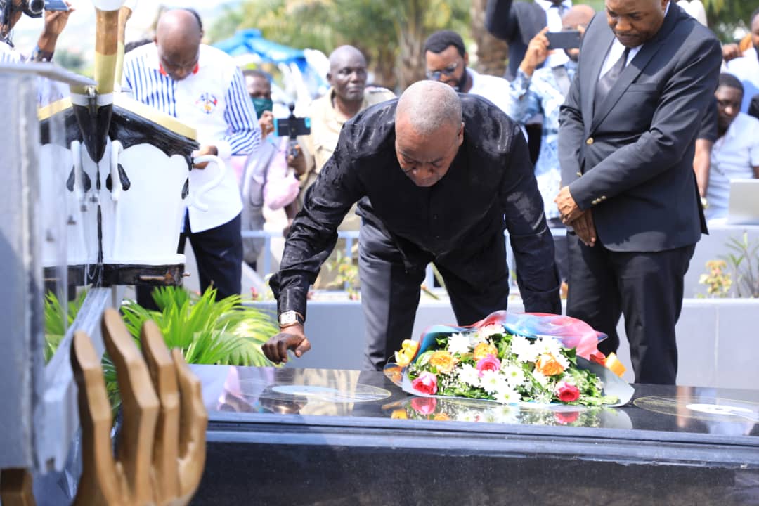 JeanPierreKAYE1's tweet photo. L'acte saisissant de Claude Mashala, samedi à Nécropole.  Compagnon, producteur,ami... le Mbingazor était un peu de tout pour sa "mamie". Il dit sentir son absence chaque seconde qui passe. Il a aussi pris la parole pour remercier le couple Kabila qui a honoré Mamu jusqu'au bout. https://t.co/z9fCtIfOBz