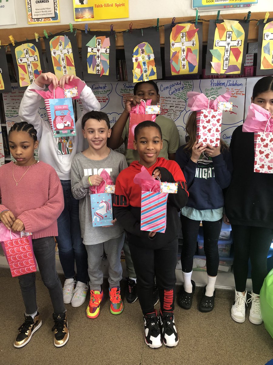 MrsMGallo's tweet photo. Charitable Kids Day during Catholic Schools Week: Grade 5 shows appreciation for our Bus Drivers. #CatholicSchoolsWeek @CAWaterbury #standup4caw https://t.co/6n5HOXDJWQ