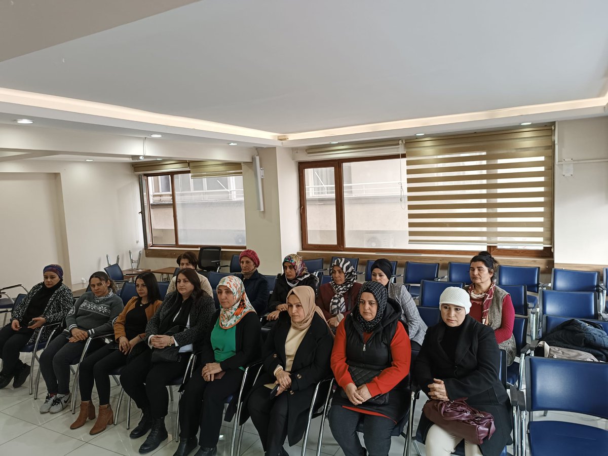 DefneAkkadin's tweet photo. 📍AK Parti Hatay İl Başkanlığı 

Genel Merkez Kadın Kolları Akdeniz Bölge Koordinatörümüz Nuran ALİM, İl Koordinatörümüz Betül GÜRLÜK ve İl Kadın Kolları Başkanımız Zehra EREN ve İlçe Başkanlarımız;

İl, Defne ve Antakya İlçe Kadın Kolları Teşkilatımızla bir araya geldiler. https://t.co/jb8P0l4d5a