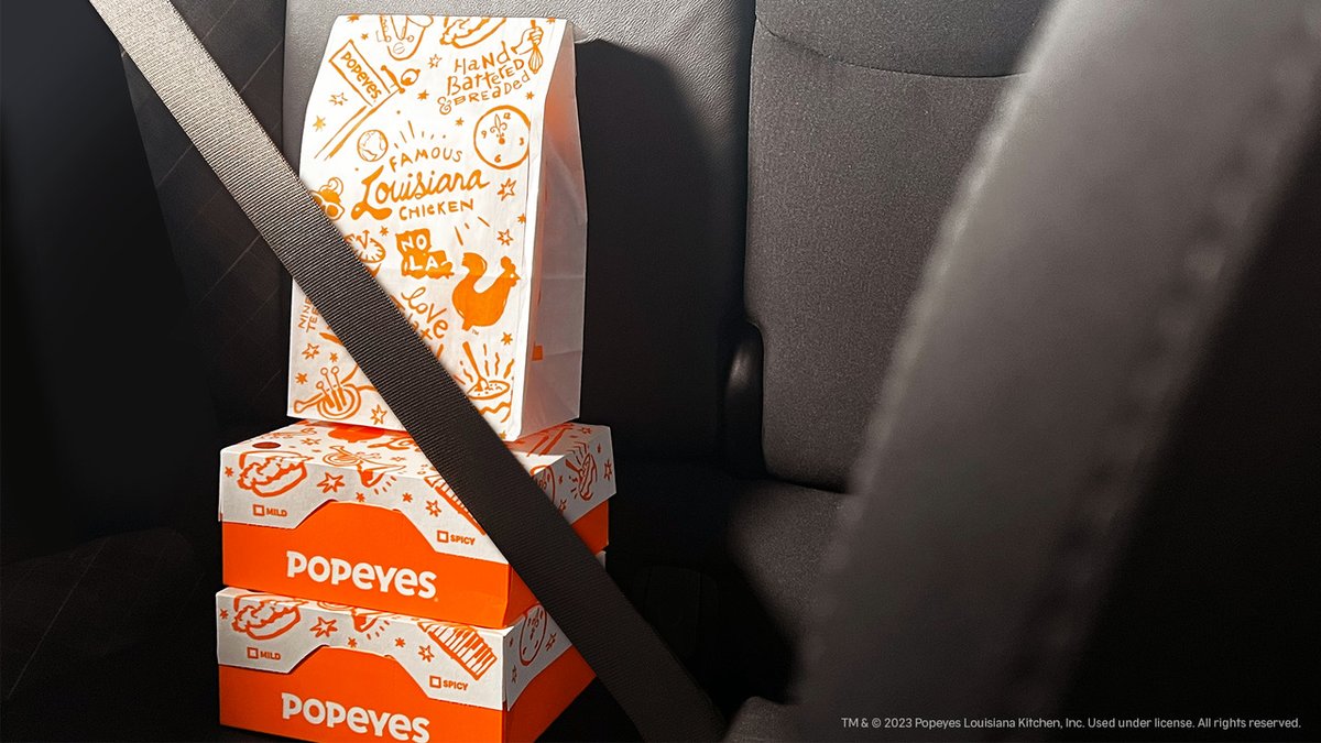 Se fue atrás para que no lo pellizcara. 🤪