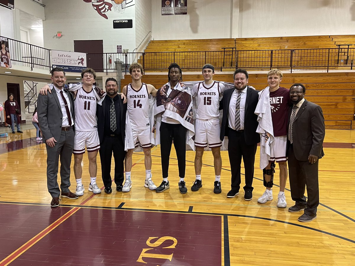 All Hornet teams get the #W1N last night to complete the program sweep 🧹 against King❕

Varsity 6️⃣1️⃣-3️⃣9️⃣
JV 5️⃣1️⃣-4️⃣2️⃣
9th 4️⃣7️⃣-1️⃣1️⃣

Thank you to our parents, fans, and awesome band for attending❕❤️ 

Parents Night &amp; Senior Night was a big success❕

#TOGETHER #CPH #SWARM