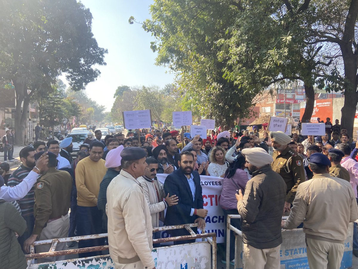 sumit_goklaney's tweet photo. An appeal to @dpradhanbjp for implementation of CSR 2022 rules for chandigarh aided colleges and pay scales to non teaching staff wake up @chandigarh_admn @BJP4India @arunsoodbjp #educationBandhInChandigarh
#implementCSR2022
#educationInAidedCollegesMatter https://t.co/1QjAinGFOH