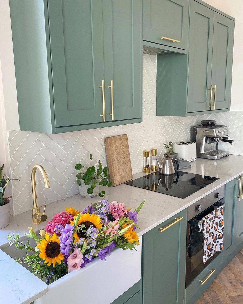 dearlybeloves's tweet image. in love with this kitchen