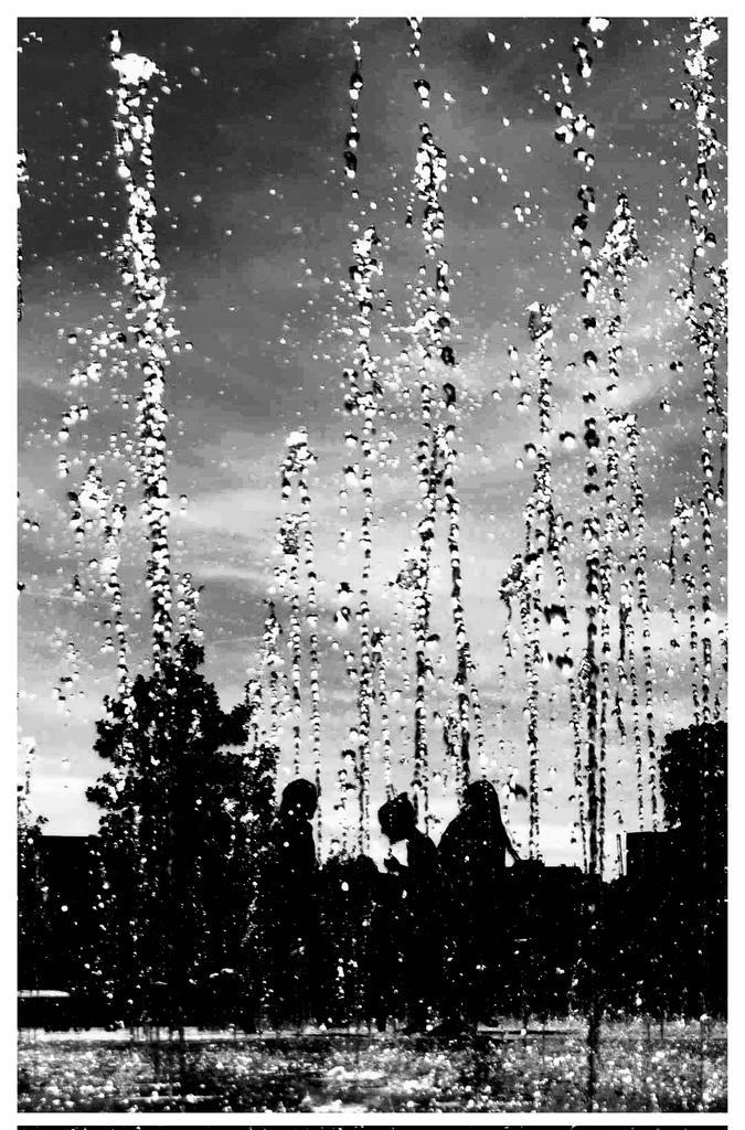 @BraydenCreation Young ones frolicking in the magnificent fountain in the heart of London, splashing about in glee with the crystal clear water. 

London, July 2022

#MonochromeStreet
#BWStreetPhotography
#BlackAndWhiteUrbanLife