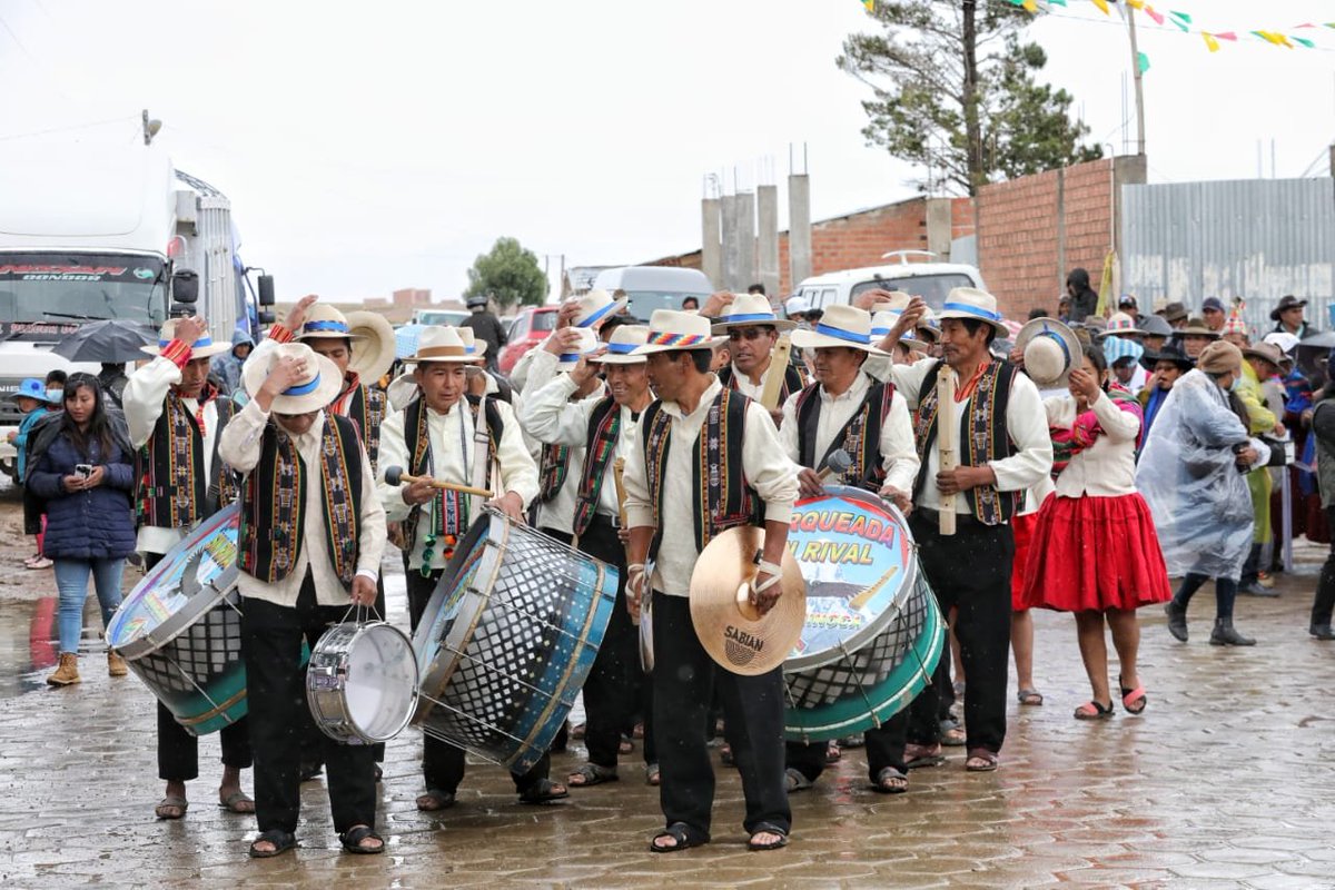 LuchoXBolivia's tweet photo. Participamos en un acto especial por el 21 aniversario de nuestro querido municipio de Soracachi. Con trabajo y obras festejamos a esta hermosa tierra que, con su importante producción, abastece de alimentos al departamento de #Oruro y al país entero.
¡Felicidades Soracachi! https://t.co/uLhcKekqFV