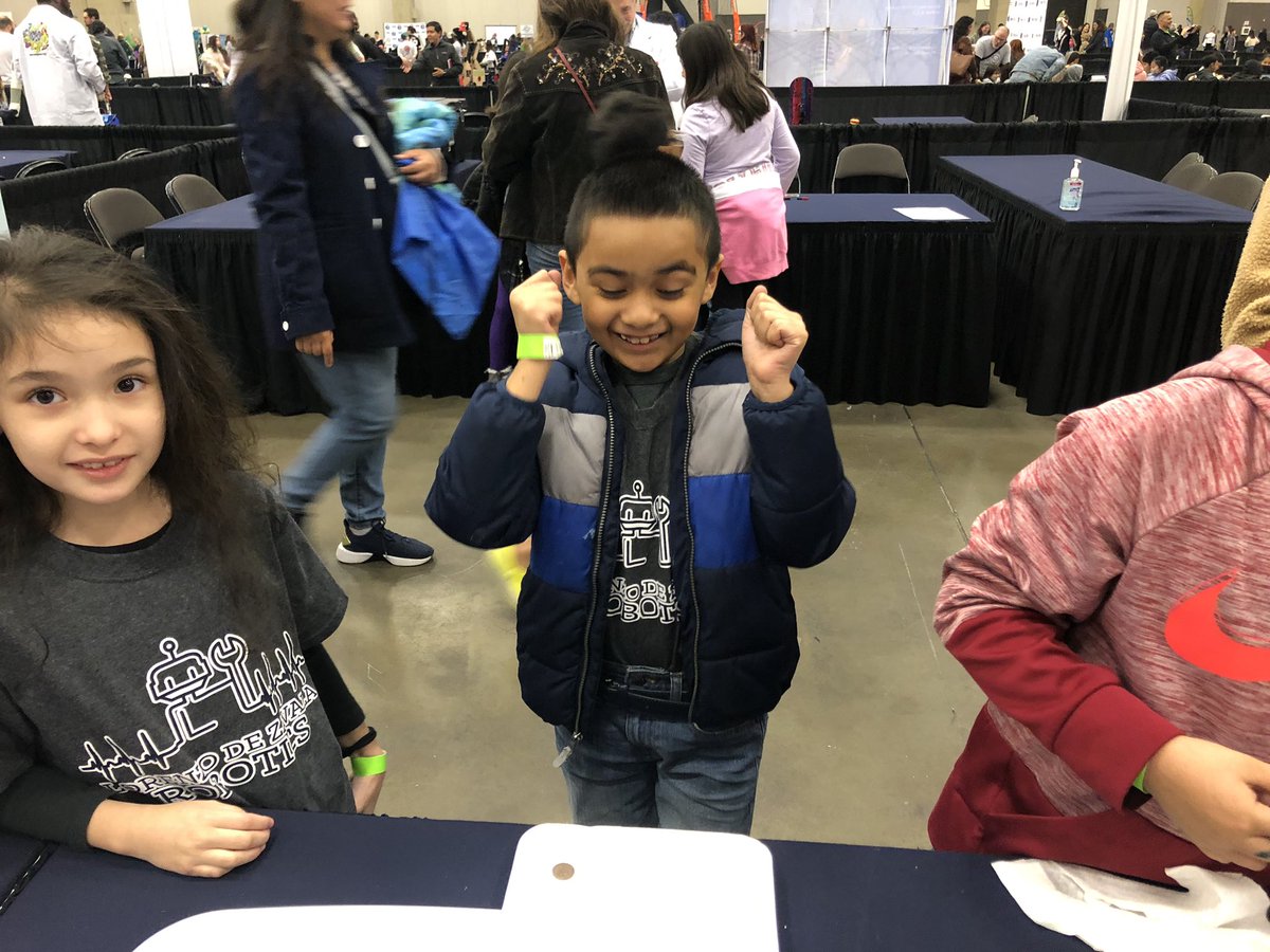 bbarron21's tweet photo. Dallas kids having fun building boats at the DISD STEM Expo @DallasisdSTEM @DallasISDSupt @stej_sanchez  @STEMscopes https://t.co/0WnGfMCgvK