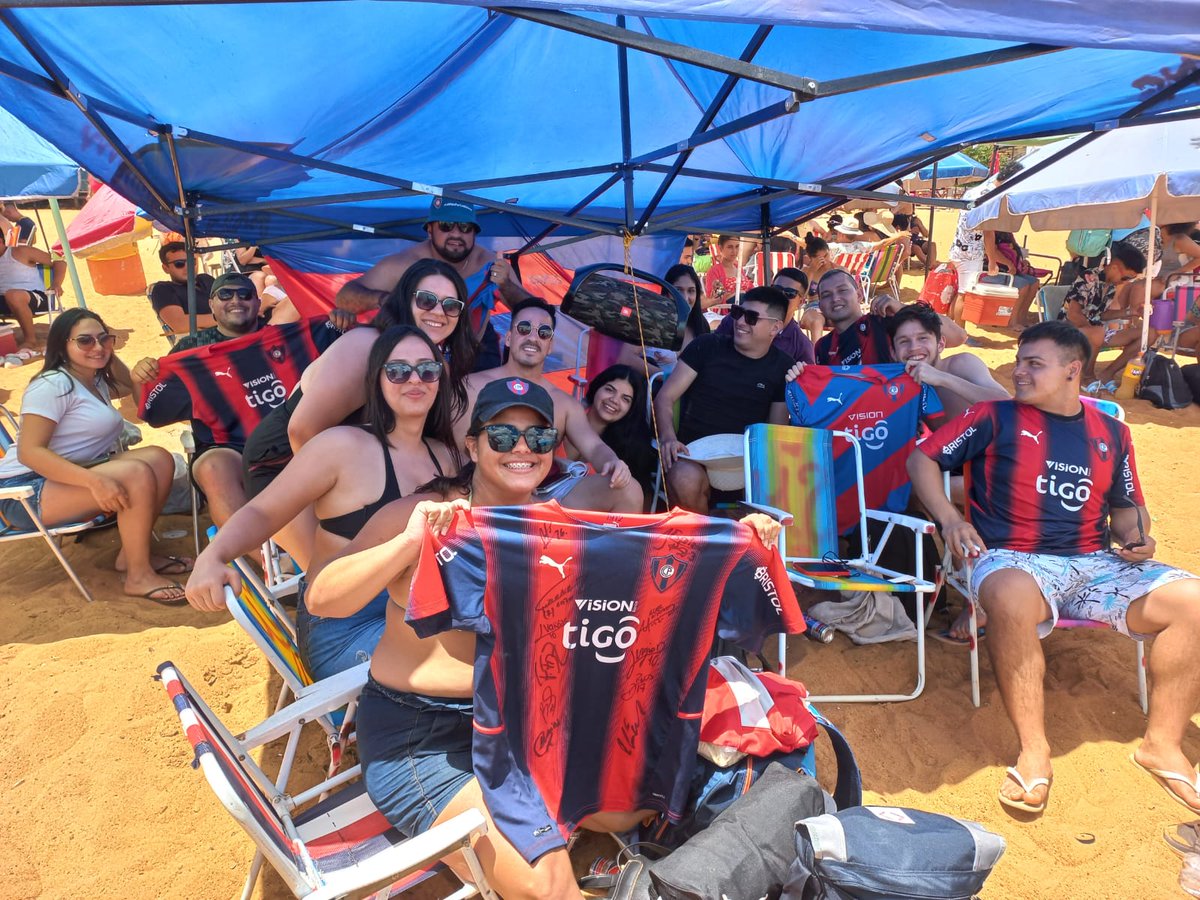 FALG1080am's tweet photo. Fanáticos de Cerro en playa San José en la previa al juego ante Trinidense. Vía Victor Villalba #AM1080 https://t.co/Q12X0Y3QYO