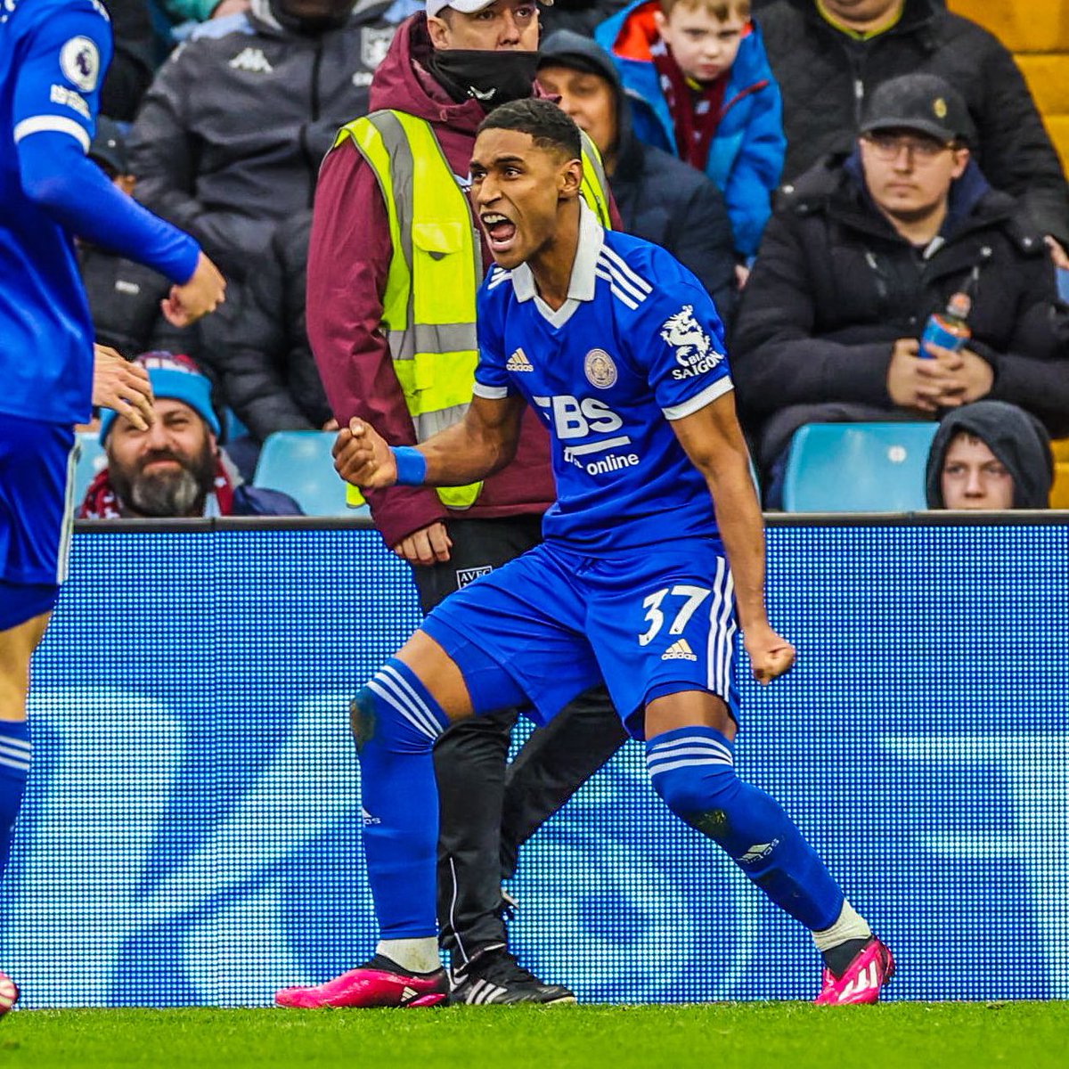 Tete scored the first goal of his Leicester career with his first shot.

Instant impact. 🔥