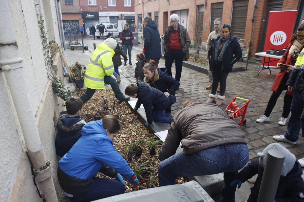 standendievel1's tweet photo. A #Lille on végétalise les rues ! 
Illustration ce matin dans le quartier de #Wazemmes avec les #habitants et @ch_brun, adjointe déléguée au quartier.
#ParticipationCitoyenne #Villeàhauteurdenfants 
#Nature
@lillefrance @MartineAubry https://t.co/5GJXNgyyJy