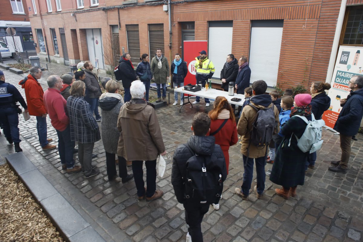 standendievel1's tweet photo. A #Lille on végétalise les rues ! 
Illustration ce matin dans le quartier de #Wazemmes avec les #habitants et @ch_brun, adjointe déléguée au quartier.
#ParticipationCitoyenne #Villeàhauteurdenfants 
#Nature
@lillefrance @MartineAubry https://t.co/5GJXNgyyJy