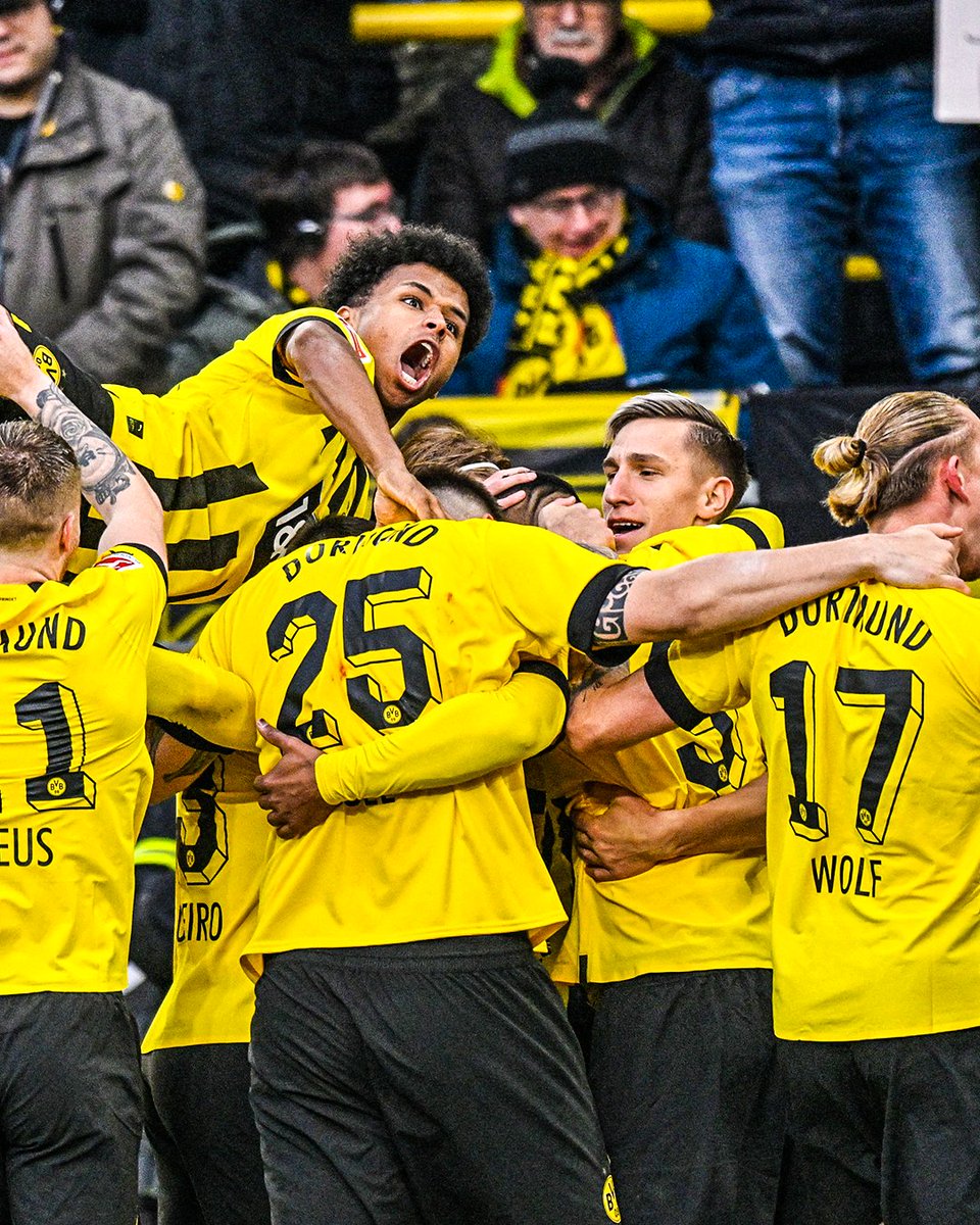Look how happy Sébastien Haller's Dortmund teammates were for him after he scored his first goal for the club 🖤💛
