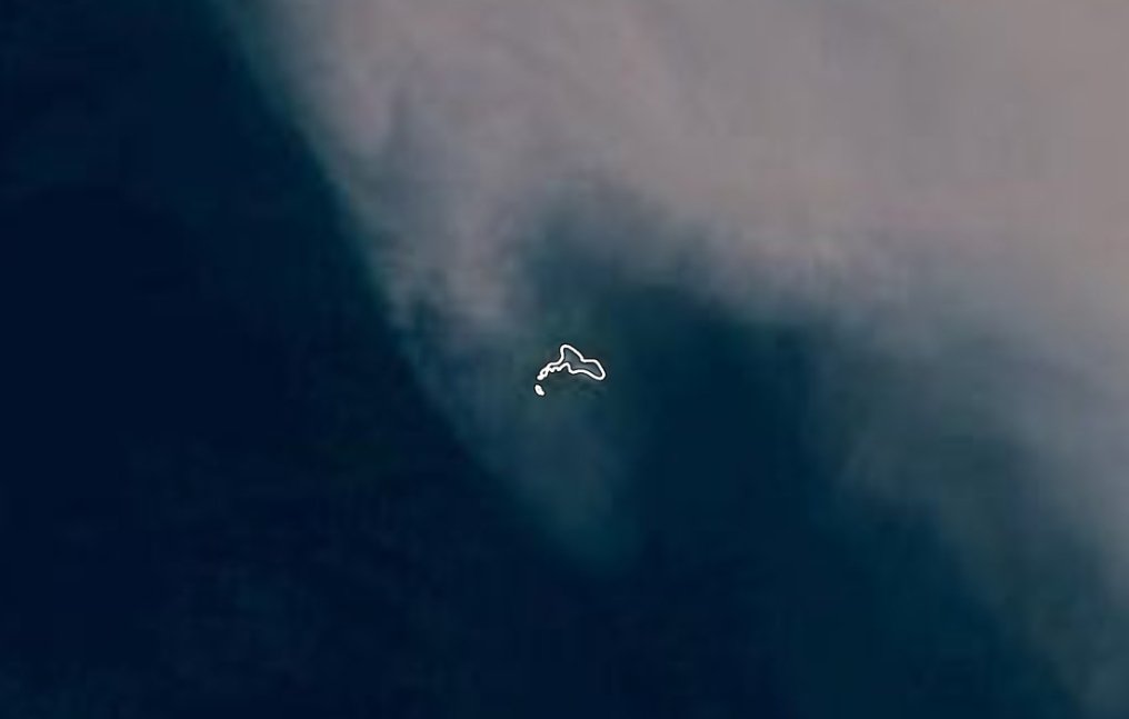 RedGeoChile's tweet photo. El humo de los incendios forestales ha recorrido casi 1.000 kilómetros sobre el océano Pacífico, llegando a cubrir de humo al Archipiélago de Juan Fernández.

📷 Cristian Paredes desde la isla Robinson Crusoe https://t.co/ni7beZBRZ8