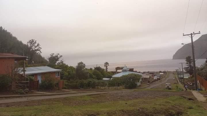 RedGeoChile's tweet photo. El humo de los incendios forestales ha recorrido casi 1.000 kilómetros sobre el océano Pacífico, llegando a cubrir de humo al Archipiélago de Juan Fernández.

📷 Cristian Paredes desde la isla Robinson Crusoe https://t.co/ni7beZBRZ8
