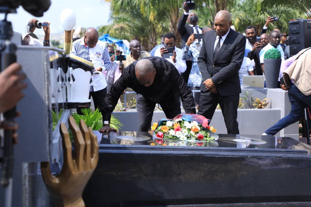 kanam_kisinda's tweet photo. Merci au couple du chef de l’état honoraire. Tshala mwana honorée  jusqu’au bout. https://t.co/qw2bkgNXBL
