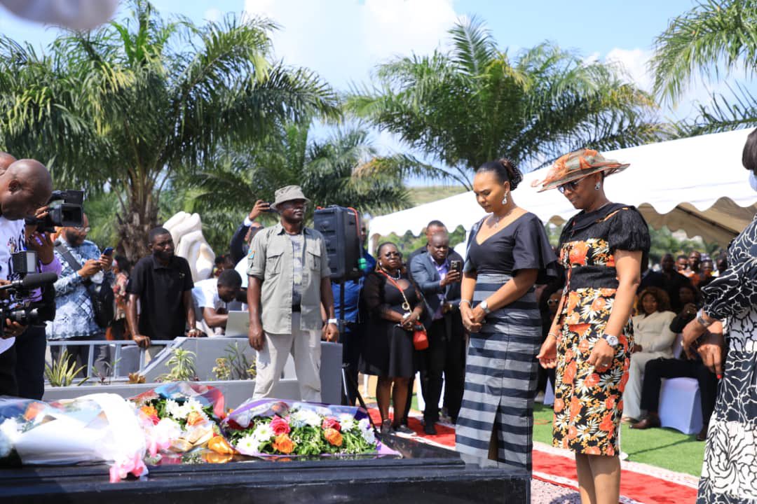 kanam_kisinda's tweet photo. Merci au couple du chef de l’état honoraire. Tshala mwana honorée  jusqu’au bout. https://t.co/qw2bkgNXBL