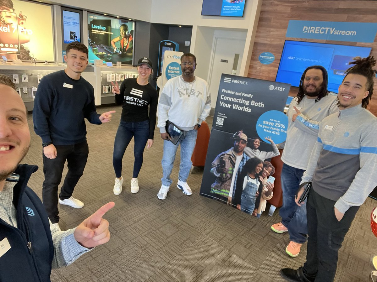 Store meeting at the Darien store with a special guest <a href="/AnnaNelsen/">Анна Нельсен</a> <a href="/FirstNet/">FirstNet, Built with AT&T</a> <a href="/TeamFusionGLM/">Team Fusion</a>