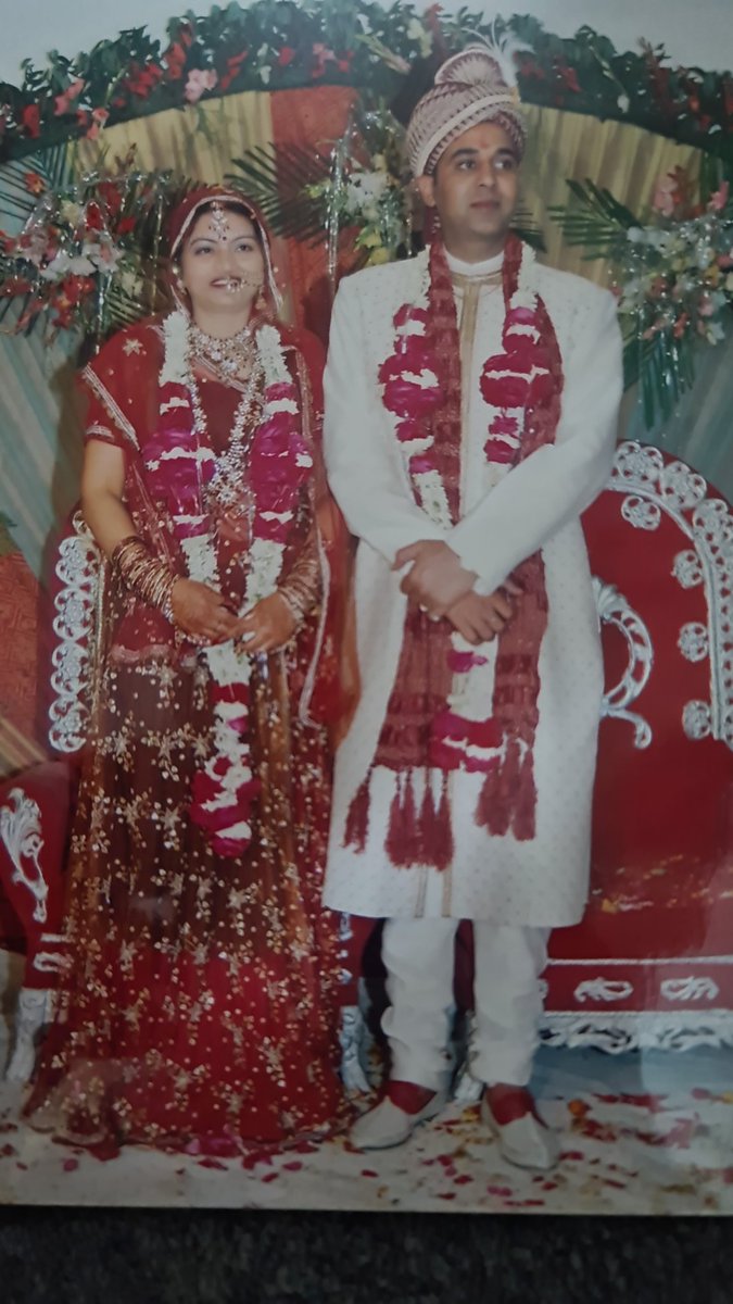 Pragyesh Singh (@pragyeshsingh) on Twitter photo कवियों से स्वच्छंद विचरती
तुम मधुमासी कविता हो
दीप नही तुम सविता हो
<a href="/ProfSavitaSingh/">Dr Savita Singh</a> आपके संग वैवाहिक जीवन के 18 बसंत साथ देखे। अपना स्नेह, सानिध्य यूँ ही बना रहे!
ये रिश्ते वयस्क होते होते दाम्पत्य जीवन को परिवार, फिर कुटुंब का रूप देते है, ये अनुराग ही सनातन है #anniversary कवियों से स्वच्छंद विचरती
तुम मधुमासी कविता हो
दीप नही तुम सविता हो
<a href="/ProfSavitaSingh/">Dr Savita Singh</a> आपके संग वैवाहिक जीवन के 18 बसंत साथ देखे। अपना स्नेह, सानिध्य यूँ ही बना रहे!
ये रिश्ते वयस्क होते होते दाम्पत्य जीवन को परिवार, फिर कुटुंब का रूप देते है, ये अनुराग ही सनातन है #anniversary