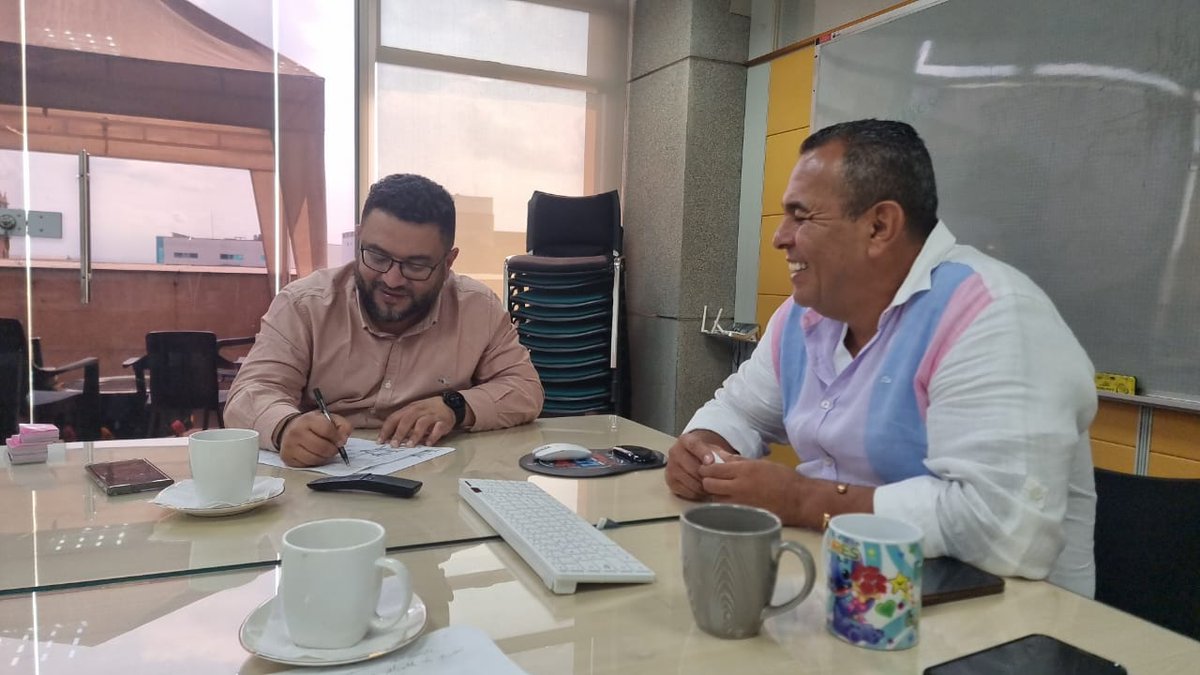 OspinaSanti's tweet photo. ¡Vital para el desarrollo del pais! desde @asointermedias planeamos el primer foro de internacionalización con el Alcalde de @AlcaldiaYumbo Jhon Jairo Santa Maria y @osgazu Consejero Ministro de la embajada de Colombia en EEUU https://t.co/44kmL7nJwh