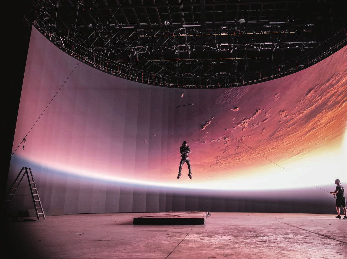 An alternative opening for #DuneMovie had Duncan Idaho dropping to the surface of Arrakis. Filmed in Budapest in front of a 3-story-high LED screen allowed for the reflections of Arrakis to be captured on the helmet's visor.