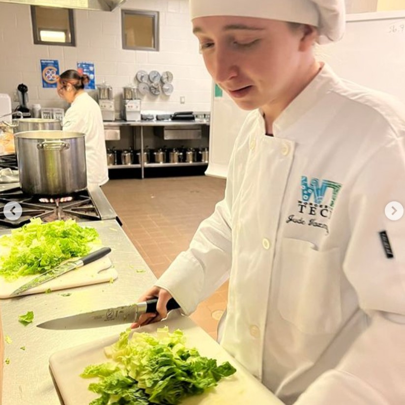 acfchefs's tweet photo. #REPOST @pcropperocean
Busy day today in culinary - Friday clean up day for some students - and grilled chicken and Caesar salads for the rest ! #lifeisgood #WorTechCulinary #acfef #acfchefs #ProStart #bethechange #WeAreWorcester https://t.co/fNIQBYI6U3