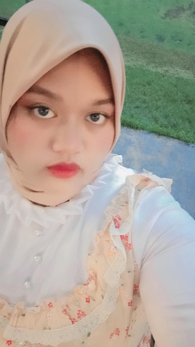 UrPrettyNyx's tweet photo. Yearbook https://t.co/EkPagP2nVw