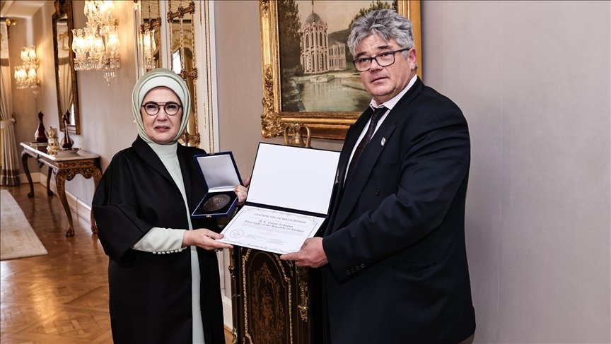Turkish first lady <a href="/EmineErdogan/">Emine Erdoğan</a> on Friday received the Dr. Beck Apitherapy Award for promoting bee products for medicinal purposes. #Turkey #bees #beekeeping #Health 
apitherapy.blogspot.com/2023/02/turkis…