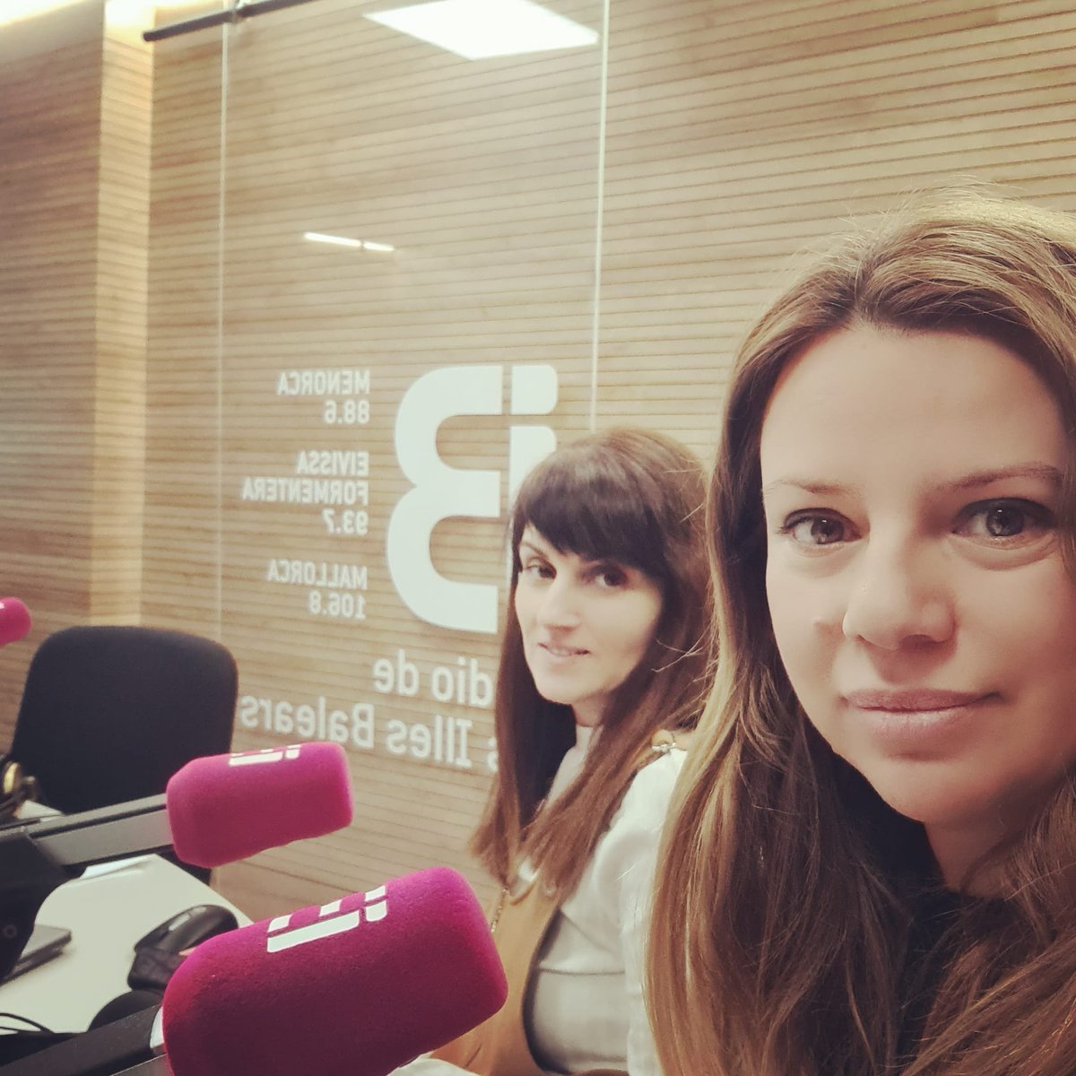 garau_joana's tweet photo. Avui hem anat a @NoVenimAmbMnl @IB3radio , a explicar la campanya d'internet segura que posam en marxa en el marc del projecte #erasmusplus @steam4future1 @ibsteam_caib conjuntament amb @ibjove i #Convivexit
@sepiegob @EDUN_IB
#radio https://t.co/3cqhItI1ii