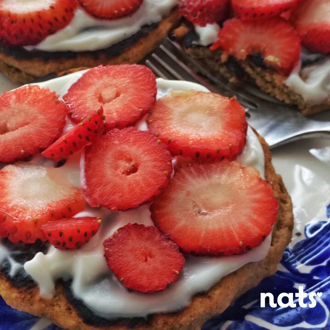 Unas deliciosas panquecas de fresa 🍓 con yogurt de coco 👌🏼🤤 Esto y más podrás aprender en los talleres de cocina privados de #NatsPasteleria 👩🏻‍🍳🌱 #CocinandoConNats #TalleresDeCocinaSaludable #BogotáVegana #NaturalYNutritivo #NoContamosCaloriasContamosNutrientes #Bienestar