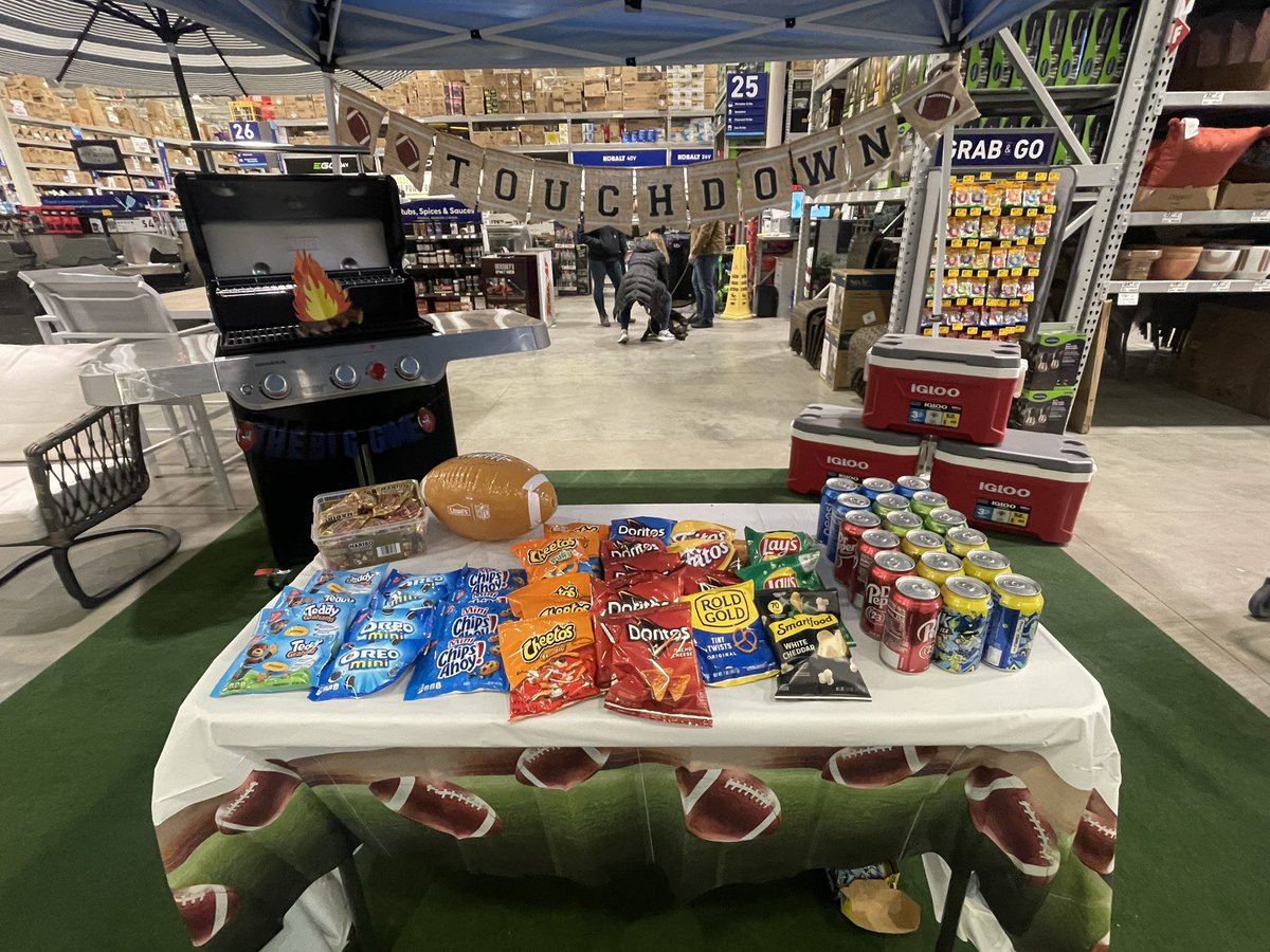 kareneckmann's tweet photo. We are all ready for our #lowestailgating #superbowl style!! ❤️ #1126 @ericiporter @schemeker3 @JMartinenza @TinaStore1126 @FeliciaC1126 https://t.co/31Pip4ptIO