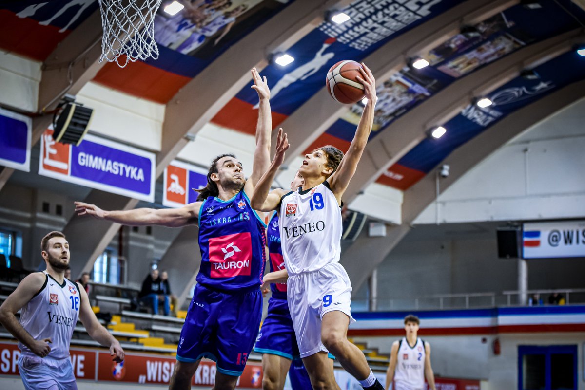 Koszykarze niestety bez wygranej.
W dzisiejszym meczu rozegranym przy Reymonta 22 lepszy okazał się zespół Iskry Częstochowa wygrywając 92 : 73.